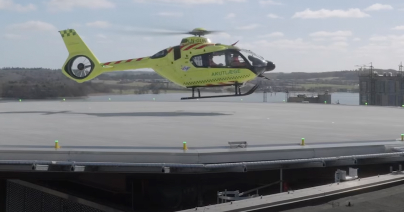 Helikopter lander på platform