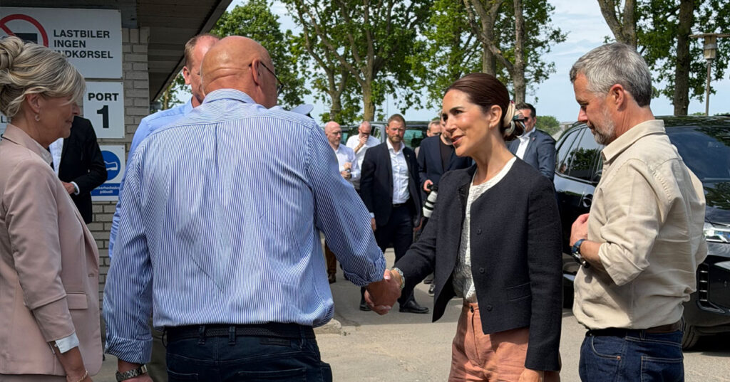 esben hilser på Dronning Mary